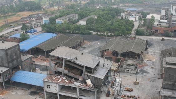 漢 旺 鎮 的 一 棟 倒 塌 建 築 物	