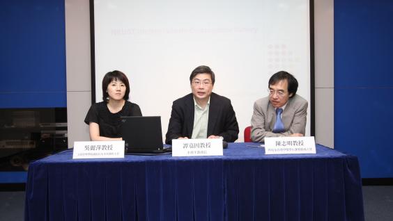( 左 起 ) 吳 麗 萍 教 授 、 譚 嘉 因 教 授 及 陳 志 明 教 授 介 紹 科 大 畢 業 生 就 業 調 查 結 果 。	