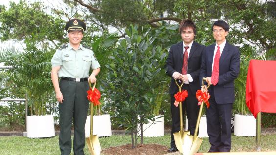 Tree planting to commemorate the PLA visit. (From left) PLA Hong Kong Garrison Deputy First Commander Major General Dong Wenjiu, HKUST Students’ Union President Max Yeung, and HKUST President Paul Chu	