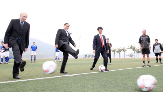 Kicking off the football match are: (from left) HKUST University Court Honorary Member Sir David Akers-Jones, Mr Timothy Fok and President Paul Chu	