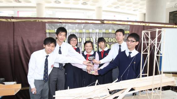  冠 軍 隊 伍 保 良 局 姚 連 生 中 學 所 設 計 的 吊 橋 在 折 斷 前 ， 成 功 完 成10.5公 斤 的 載 重 測 試