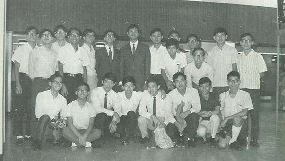 陳 教 授 ， 西 裝 筆 挺 的 書 院 仔 （ 後 排 左 六 ） 與 皇 仁 書 院 同 學 攝 於1970年 赴 美 升 學 前 。	