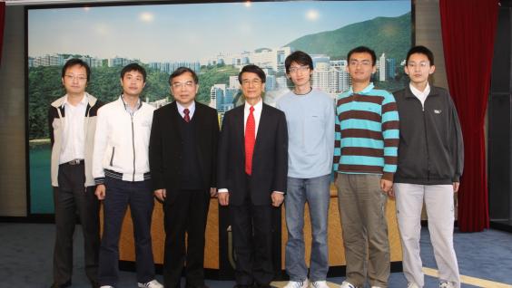  目 前 於 科 大 攻 讀 博 士 課 程 的 幾 位 武 漢 大 學 畢 業 生 與 顧 校 長 和 朱 校 長 合 照 。