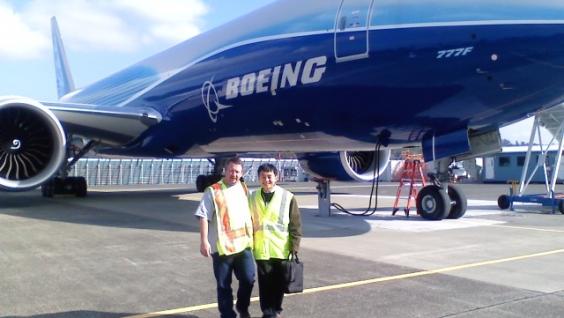  HKUST's Prof Gary Chan (right) with Boeing's Principal Engineer Timothy Mitchell