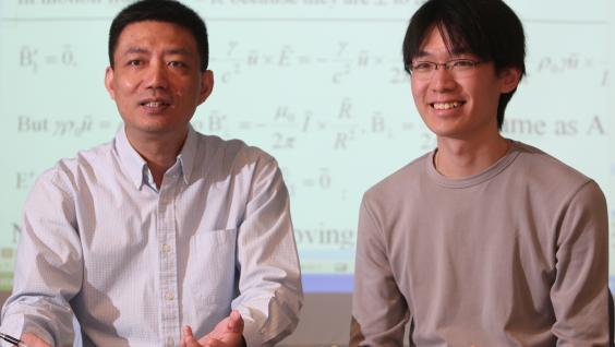 徐 樂 文 正 在 分 享 他 參 與 物 理 奧 林 匹 克 的 經 驗 ， 旁 為 科 大 物 理 系 教 授 及 物 理 奧 林 匹 克 教 練 楊 志 宇 。	