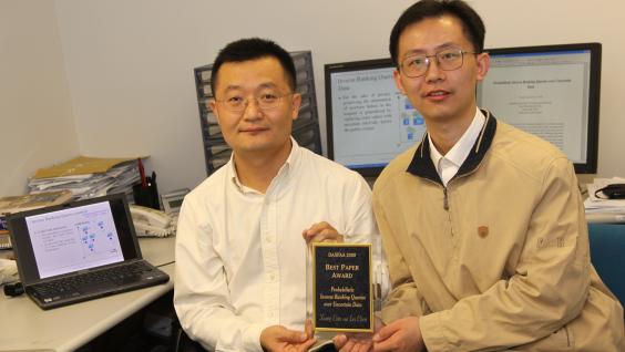 科 大 計 算 機 科 學 及 工 程 學 系 助 理 教 授 陳 雷 （ 左 ） 及 其 博 士 生 連 翔 獲 「 數 據 庫 高 級 應 用 最 佳 論 文 獎 2009」 。	