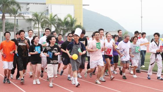  President Chu leading the other teams to the starting point.