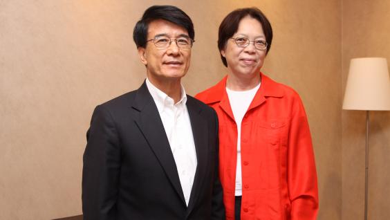 陳 省 身 獎 基 金 會 主 席 陳 璞 博 士 ( 右 ) 及 基 金 會 成 員 朱 經 武 教 授	