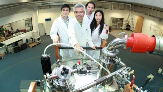 研 究 團 隊 齊 集 於 生 物 核 磁 共 振 實 驗 室 ： （ 左 起 ） 馮 巍 博 士 、 張 明 傑 教 授 、 魏 志 毅 博 士 和 余 聰 博 士	