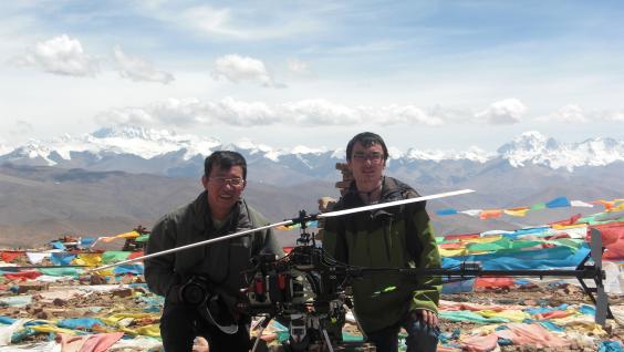 李 澤 湘 教 授(左)和 汪 滔 同 學 抵 達 西 藏 ， 準 備 進 行 飛 行 測 試	