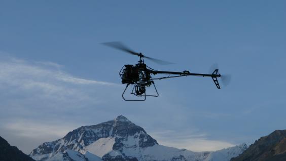 無人直升機向珠穆朗瑪峰進發	