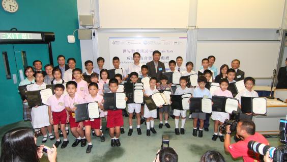 The young awardees as well as their proud parents and teachers pose with HKUST staff	