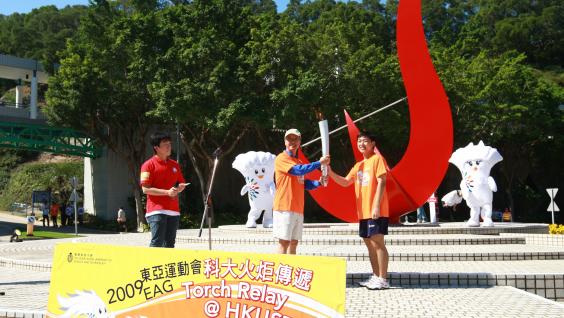  President Tony F Chan kicks off the torch relay by passing the torch to the first torch bearer.