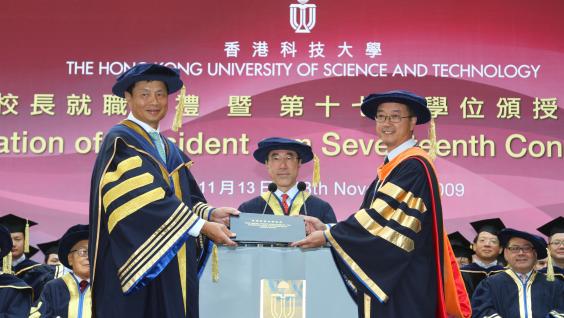 科 大 校 董 会 主 席 张 建 东 博 士 ( 左 ) 将 科 大 条 例 交 给 陈 繁 昌 校 长 。 中 间 为 科 大 署 理 监 督 唐 英 年 先 生 。	