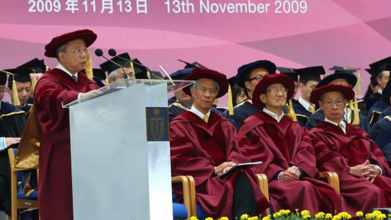 陳 祖 澤 博 士 ( 左 邊 站 立 者 ) 代 表 榮 譽 博 士 致 詞 。 另 外 三 位 為 ( 左 起 ) 任 志 剛 博 士 、 崔 琦 教 授 和 鄒 至 莊 教 授 。	