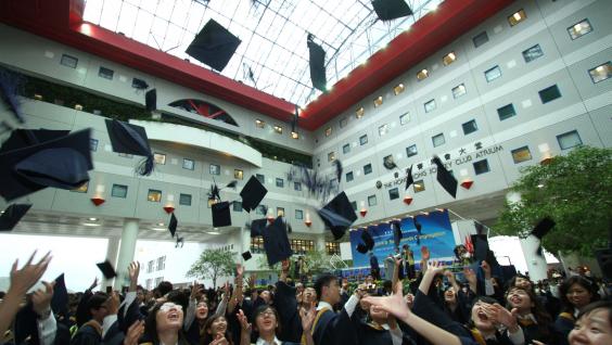 畢 業 典 禮 結 束 後 ， 畢 業 生 將 禮 帽 拋 起 以 示 慶 祝 。	