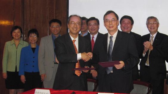 港 科 大 校 长 陈 繁 昌 教 授(前 左 一)和 南 科 大 校 长 朱 清 时 教 授(前 右 一)签 毕 协 议 。	