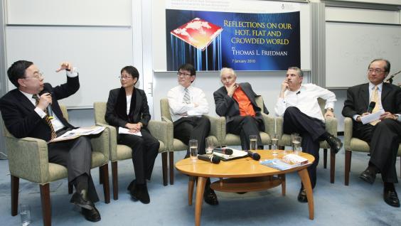 小 組 討 論 的 嘉 賓 ： （ 左 起 ） 陳 啟 宗 先 生 ； 陸 恭 蕙 博 士 ； 邱 騰 華 局 長 ； 克 羅 托 爵 士 ； 佛 里 曼 先 生 ； 陳 繁 昌 校 長 。	