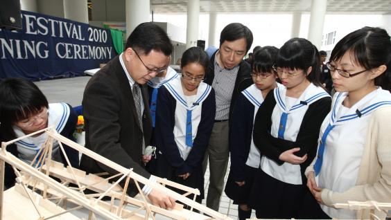  One of the judges, Prof Chih-Chen Chang, commenting on the design of the winning bridge.