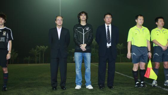 （ 左 起 ） 陳 繁 昌 校 長 ， 社 一 主 席 何 智 銳 ， 及 傑 志 總 領 隊 伍 健 先 生	