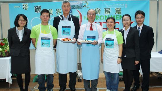 李 明 逵 先 生 及 陳 繁 昌 校 長 與 科 大 同 學 一 起 分 享 環 保 烹 飪 的 樂 趣 。	