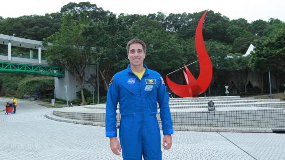  Commander Cassidy at the HKUST entrance piazza