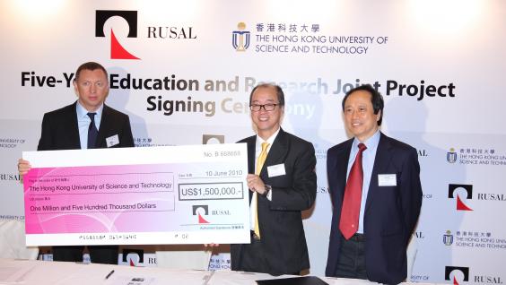UC RUSAL CEO Mr Oleg Deripaska (left) presents a dummy cheque to HKUST President Tony F Chan (middle) and Vice-President for Academic Affairs (Acting) Prof Shiu Yuen Cheng.	