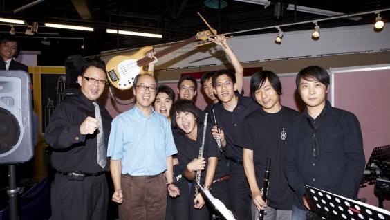 Prof Lo (first from left) and President Chan (second from left) and the live band	
