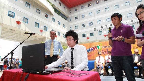 科 大 學 生 會 候 選 會 長 何 俊 賢 同 學 使 用 一 位 科 大 畢 業 生 研 發 的 「 墨 戲 」 毛 筆 書 寫 軟 件 寫 出 勉 勵 字 句 。	
