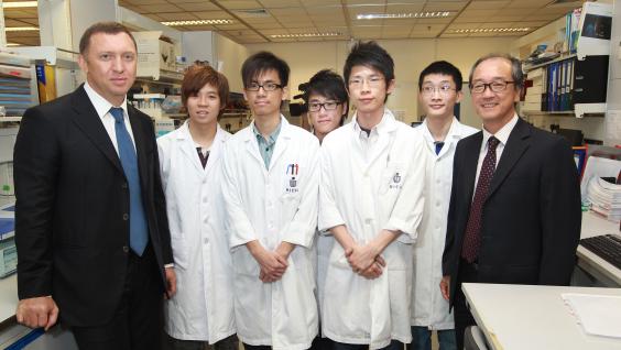 歐 柏 嘉 先 生(左 一)及 陳 繁 昌 校 長(右 一)到 生 物 化 學 實 驗 室 探 訪 學 生 。	