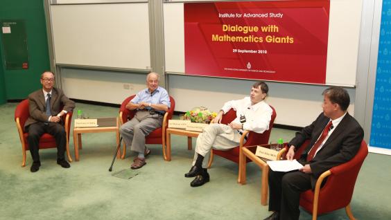 (左 起) 陳 繁 昌 教 授 ； 阿 蒂 亞 爵 士 ； 布 爾 甘 教 授 ； 以 及 主 持 人 科 大 數 學 系 講 座 教 授Allen Moy教 授	