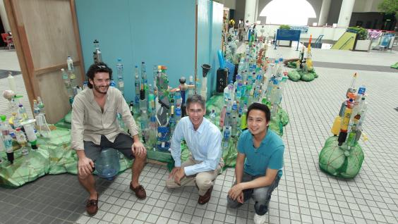 ( 左 起 ) 藝 術 家 Sebastian Pascot 先 生 ， 科 大 環 境 學 部 霍 斯 特 ( Paul Forster ) 教 授 ， 以 及 科 大 環 境 研 究 所 關 凱 臨 先 生 。 照 片 中 央 一 座 建 築 物 代 表 著 香 港 的 中 國 銀 行 大 廈 。	