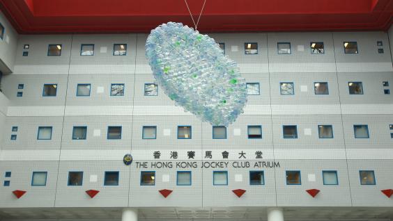 A “cloud” made of used plastic bottles lingers above the exhibit and decorates HKUST’s Hong Kong Jockey Club Atrium.	