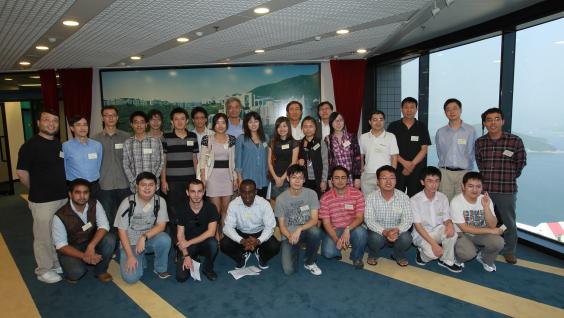 入 讀 科 大 的 香 港 博 士 研 究 生 獎 學 金 計 劃 的 獲 獎 者 與 教 授 合 照 。	
