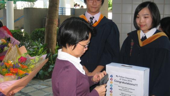 毕 业 生 收 集 捐 款 ， 以 购 入 「 碳 保 偿 」 。	