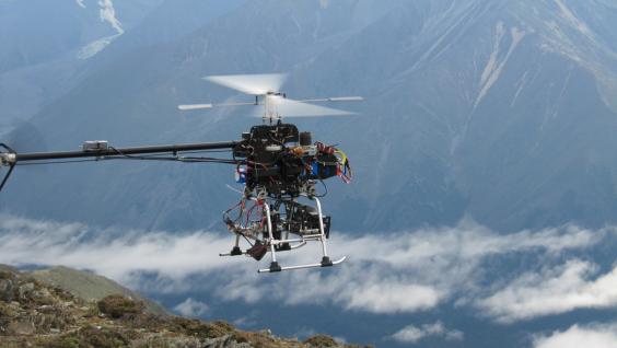 无 人 直 升 机 在 雅 鲁 藏 布 大 峡 谷 上 面 盘 旋	