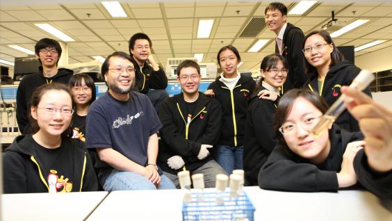 HKUST’s iGEM team members with Prof King Chow