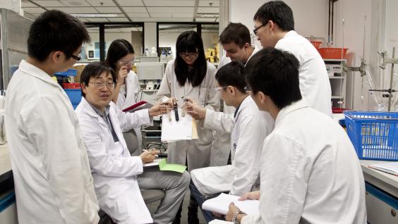 陈 光 浩 教 授 的 研 究 团 队 率 先 应 用 「 硫 酸 盐 还 原 菌 」 净 化 污 水 ， 大 幅 减 少 制 造 污 泥 达 九 成 以 上 。