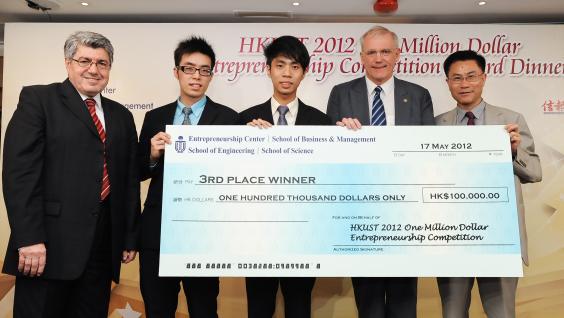 HKUST Dean of Business and Management Prof Leonard Cheng (right) presents award to iTorr, the second runner-up.