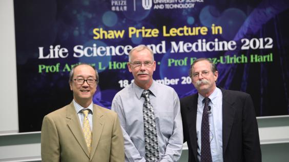 科 大 校 長 陳 繁 昌 教 授 ( 左 起 ) 、 弗 朗 茲 — 烏 爾 里 奇 ． 哈 特 爾 教 授 及 亞 瑟 ． 霍 里 奇 教 授 在 「 邵 逸 夫 生 命 科 學 與 醫 學 獎 講 座 2012 」 。	