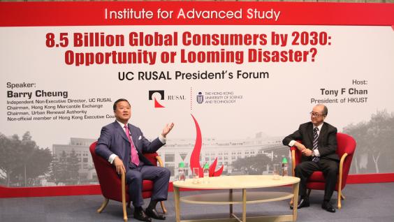張 震 遠 先 生 （ 左 ） 與 陳 繁 昌 教 授 討 論 各 界 如 何 合 作 應 付 全 球 市 場 的 挑 戰 。	