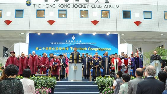 科 大 校 董 會 主 席 張 建 東 博 士 主 持 畢 業 典 禮 。	