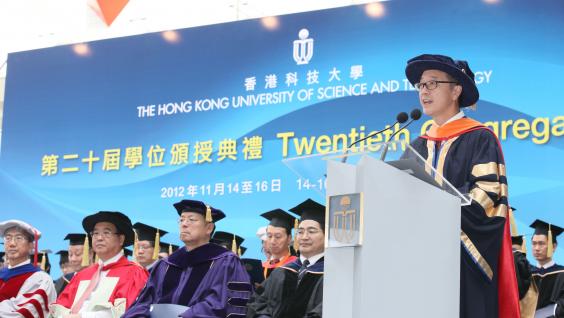 陈 繁 昌 校 长 致 辞 勉 励 毕 业 生 。