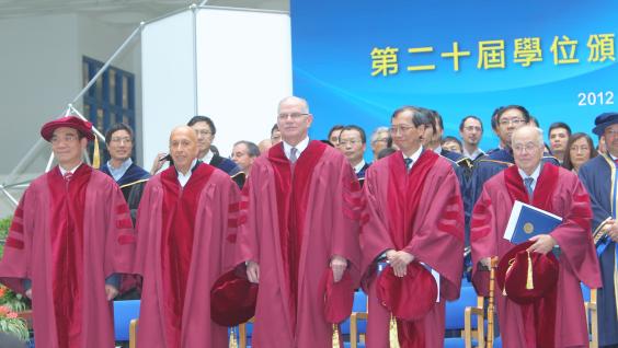 五 位 榮 譽 博 士 ： （ 左 起 ） 林 毅 夫 教 授 、 盛 智 文 博 士 、 H Vincent Poor 教 授 、 陳 玉 樹 教 授 和 Michael Atiyah 爵 士 。	