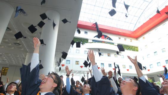 典 禮 結 束 ， 畢 業 生 將 禮 帽 拋 到 半 空 慶 祝 。	