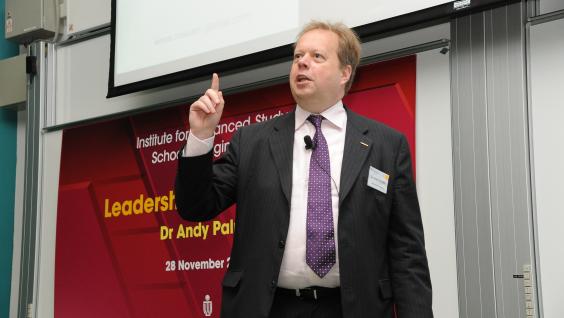 Andy Palmer 博 士 主 讲 「 创 新 思 想 的 领 导 」 。