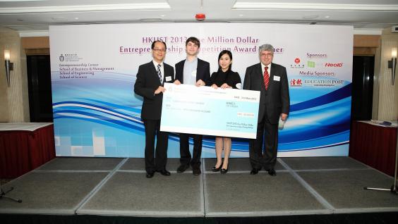 工 学 院 副 院 长 郑 树 坤 教 授 （ 左 ） 向 NovoDiagnostics Limited 颁 发 创 新 奖 。