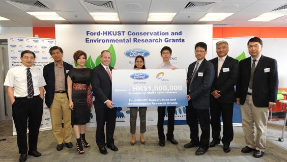  Prof Christopher Chao (3rd from right), HKUST Associate Dean of Engineering (Research and Graduate Studies), and Mr David Westerman (4th from left), Regional Manager, Asia Pacific, Ford Export &amp; Growth Operations, jointly present the cheque of the Ford-HKUST Conservation and Environmental Research Grants to taught postgraduate engineering students (4th &amp; 5th from right).