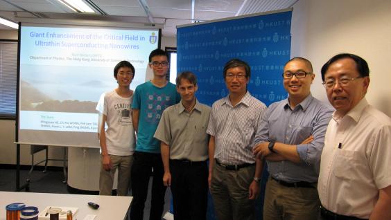 研 究 團 隊 成 員 : ( 左 起 ) 研 究 生 何 明 全 和 黃 志 豪 、 洛 鶴 夫 教 授 、 胡 喜 軍 教 授 、 林 樑 旭 教 授 及 沈 平 教 授 。	