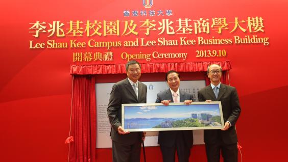  HKUST Council Chairman Dr Marvin Cheung (left) and President Prof Tony Chan (right) present a commemorative picture of the Lee Shau Kee Campus to Dr Lee Shau Kee.
